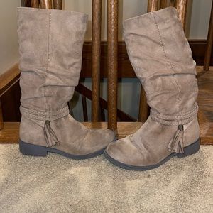 Girls Kohl’s tan suede boots. Size 3y